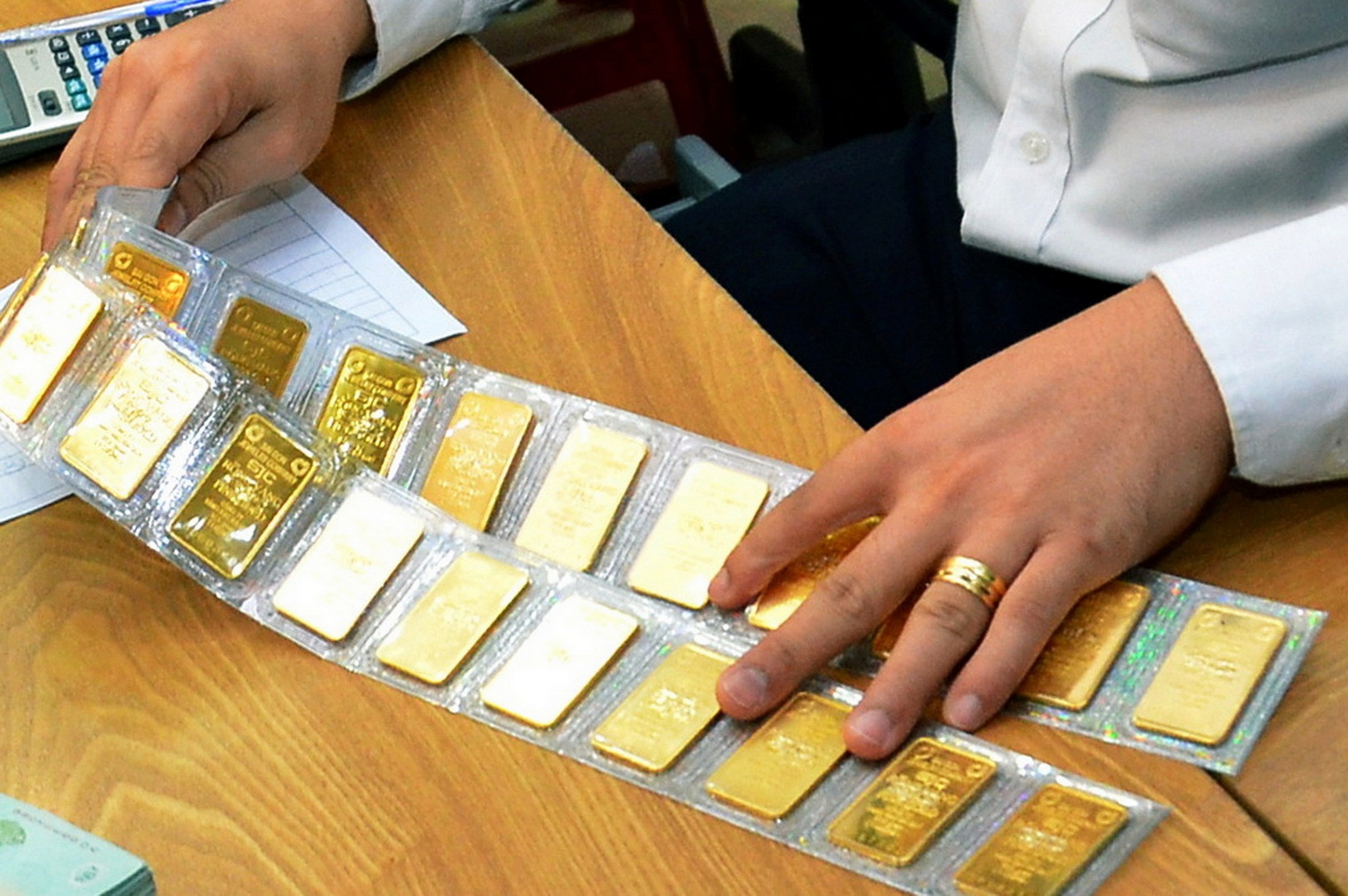 Giá vàng miếng SJC tự do "bốc hơi" 15 triệu đồng chỉ trong 2 ngày- Ảnh 1.