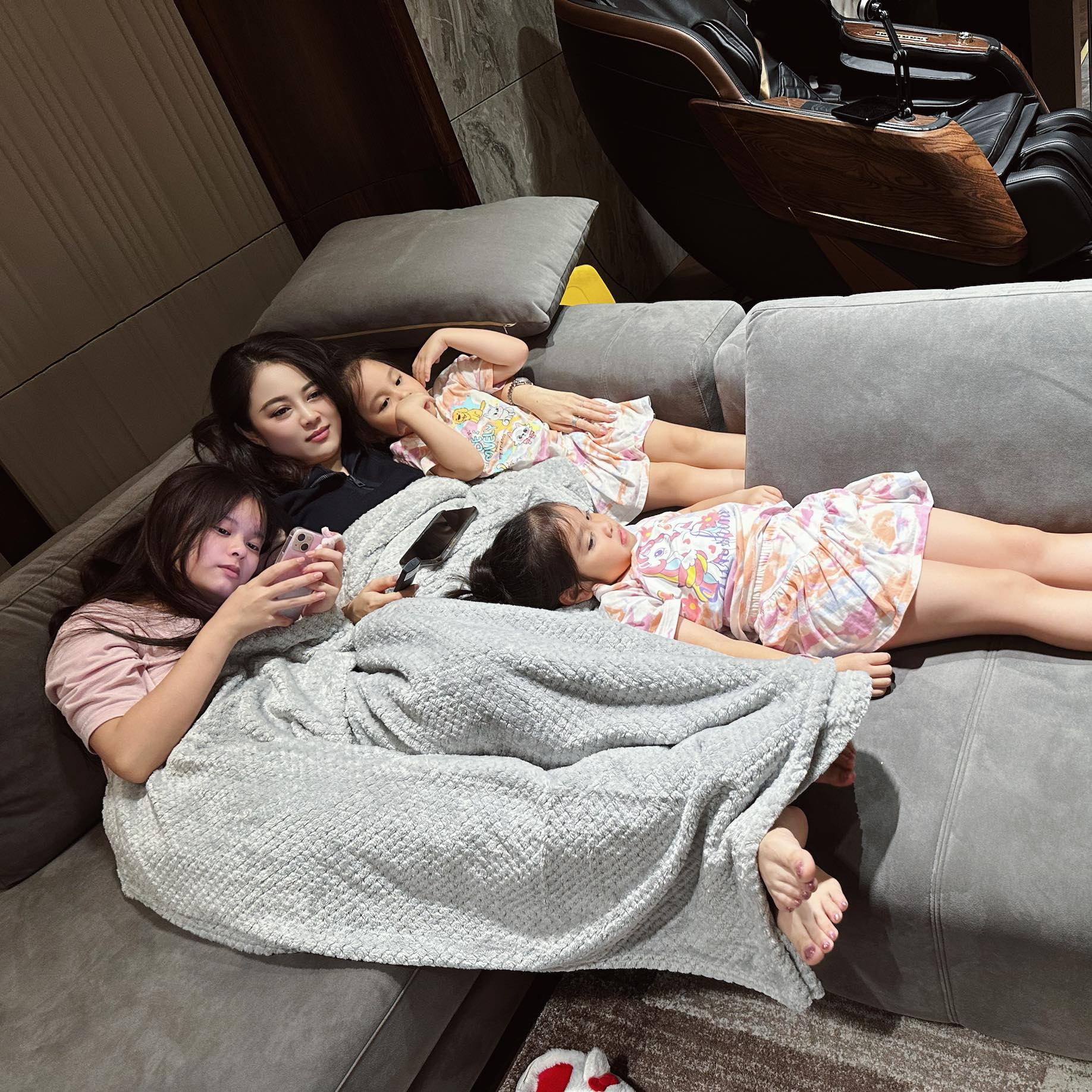 Con gái lớn của hot mom Hằng Túi gây 
