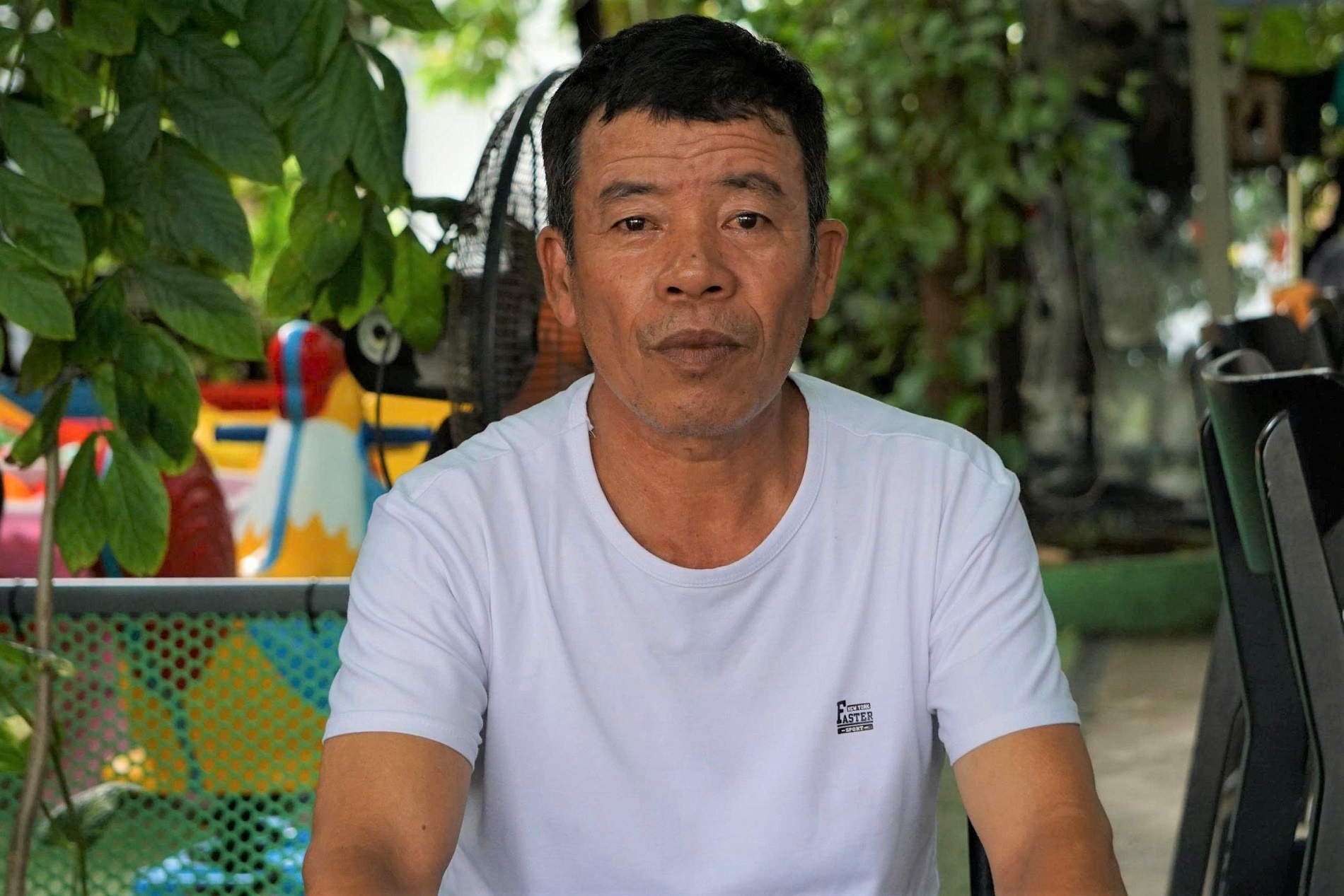 Khoảnh khắc 2 mẹ con bị nước lũ cuốn trước cổng chung cư và lời kể của người bảo vệ lao xuống cứu- Ảnh 2.