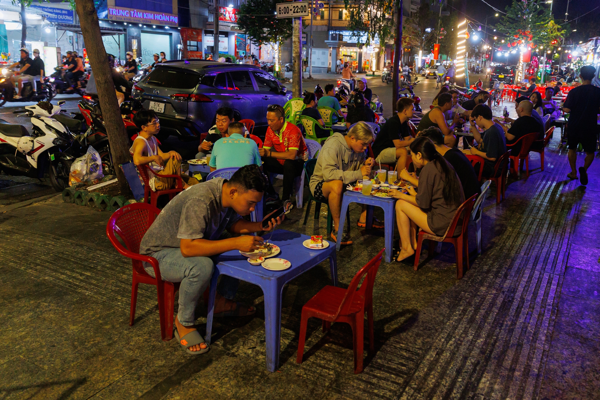Trấn Thành ra phường Bình Tây ăn 