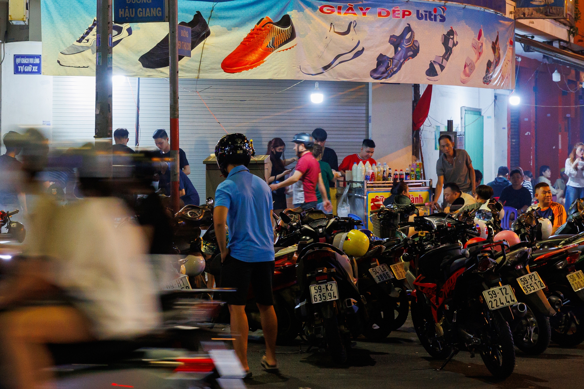 Trấn Thành ra phường Bình Tây ăn 