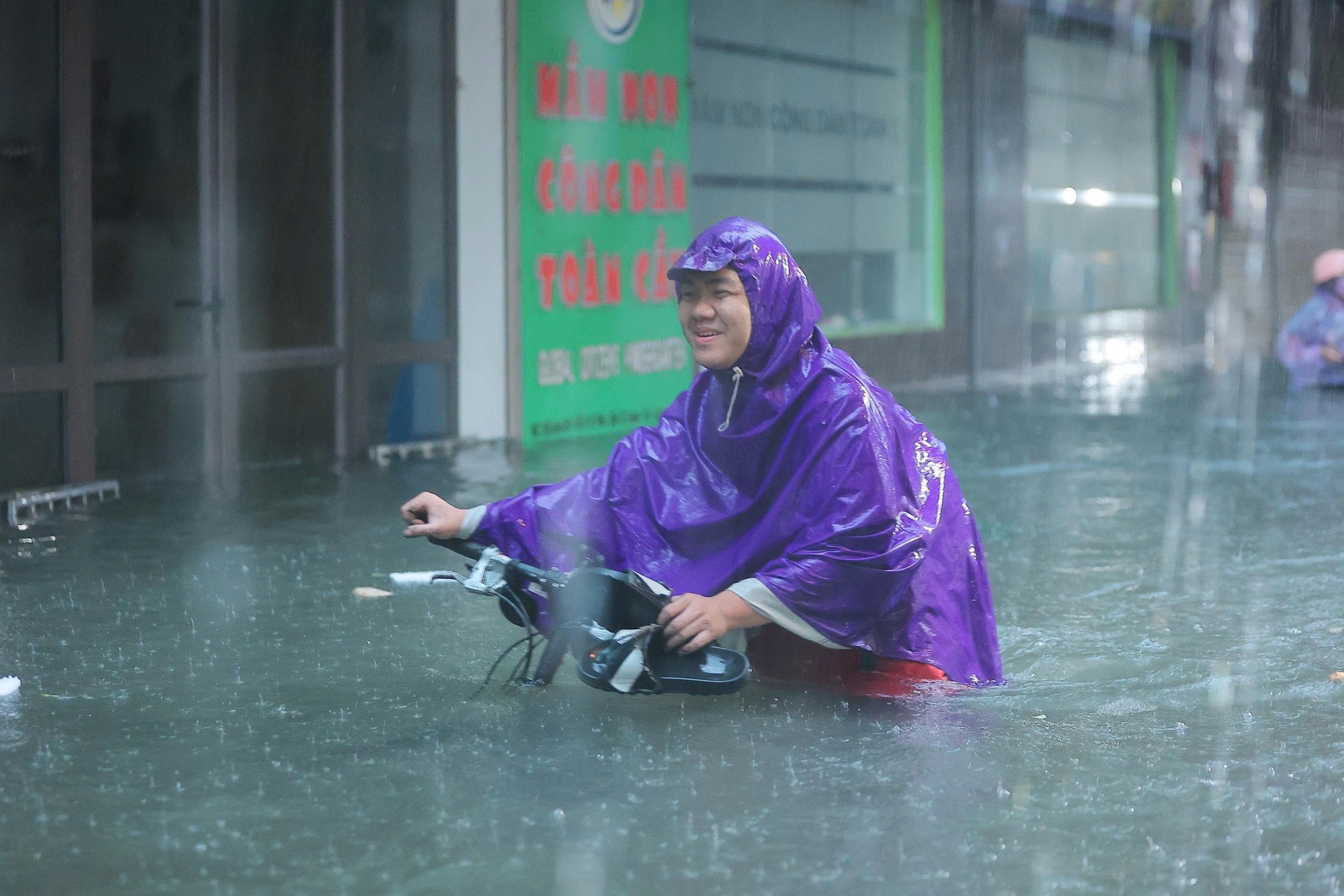 Hà Nội vẫn còn nhiều điểm ngập úng- Ảnh 1.