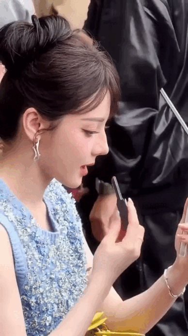 Cả thiên hạ ráo riết tìm "thỏi son Địch Lệ Nhiệt Ba": Tô lên xinh lấn lướt vạn vật, nhan sắc đỉnh cấp Cbiz là đây!- Ảnh 4.