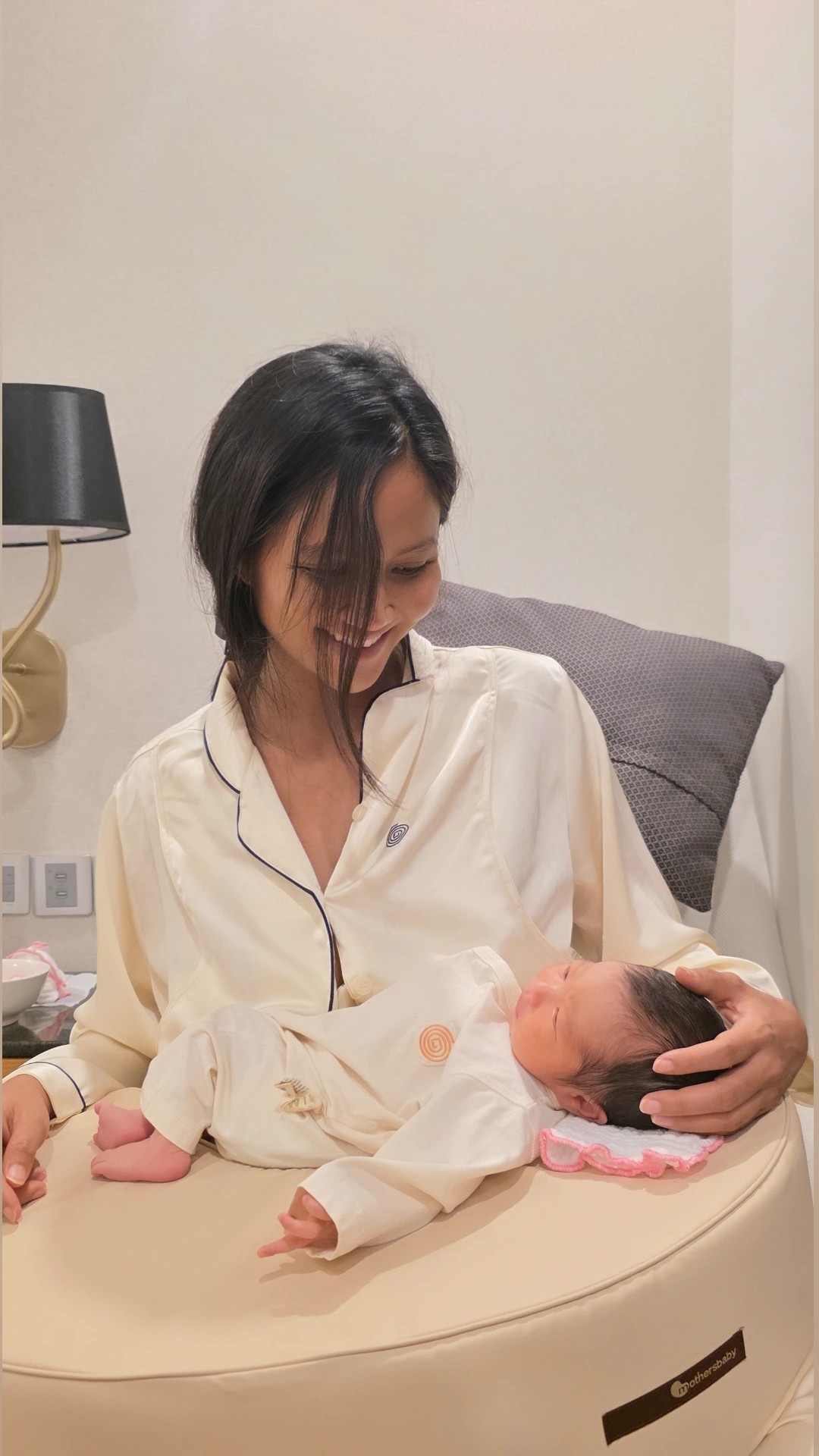 Hoa hậu H'Nen Niê giảm liền 9kg, khoe bụng phẳng lỳ sau 10 ngày sinh nở- Ảnh 3.