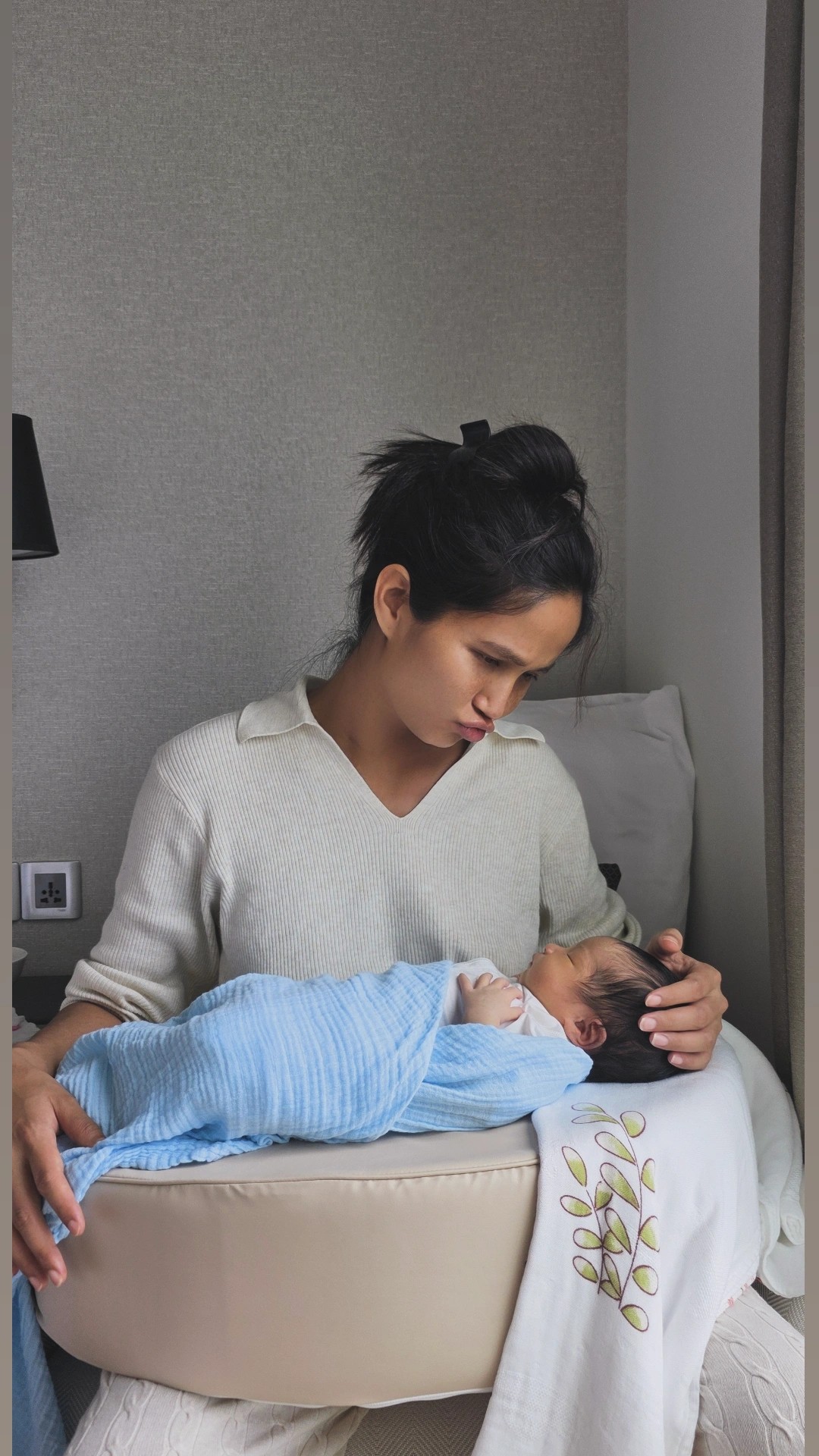 Hoa hậu H'Nen Niê giảm liền 9kg, khoe bụng phẳng lỳ sau 10 ngày sinh nở- Ảnh 4.