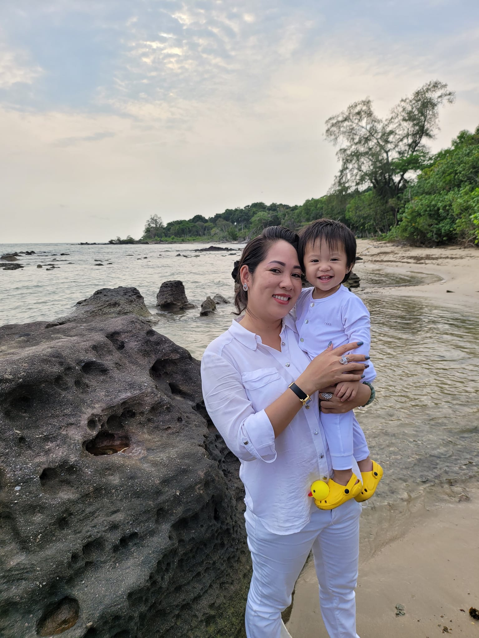 Nhan sắc vợ 3, kém 29 tuổi của "vua hài" từng cầm 300 cây vàng mua siêu xe, giờ bán cơm tấm- Ảnh 5.