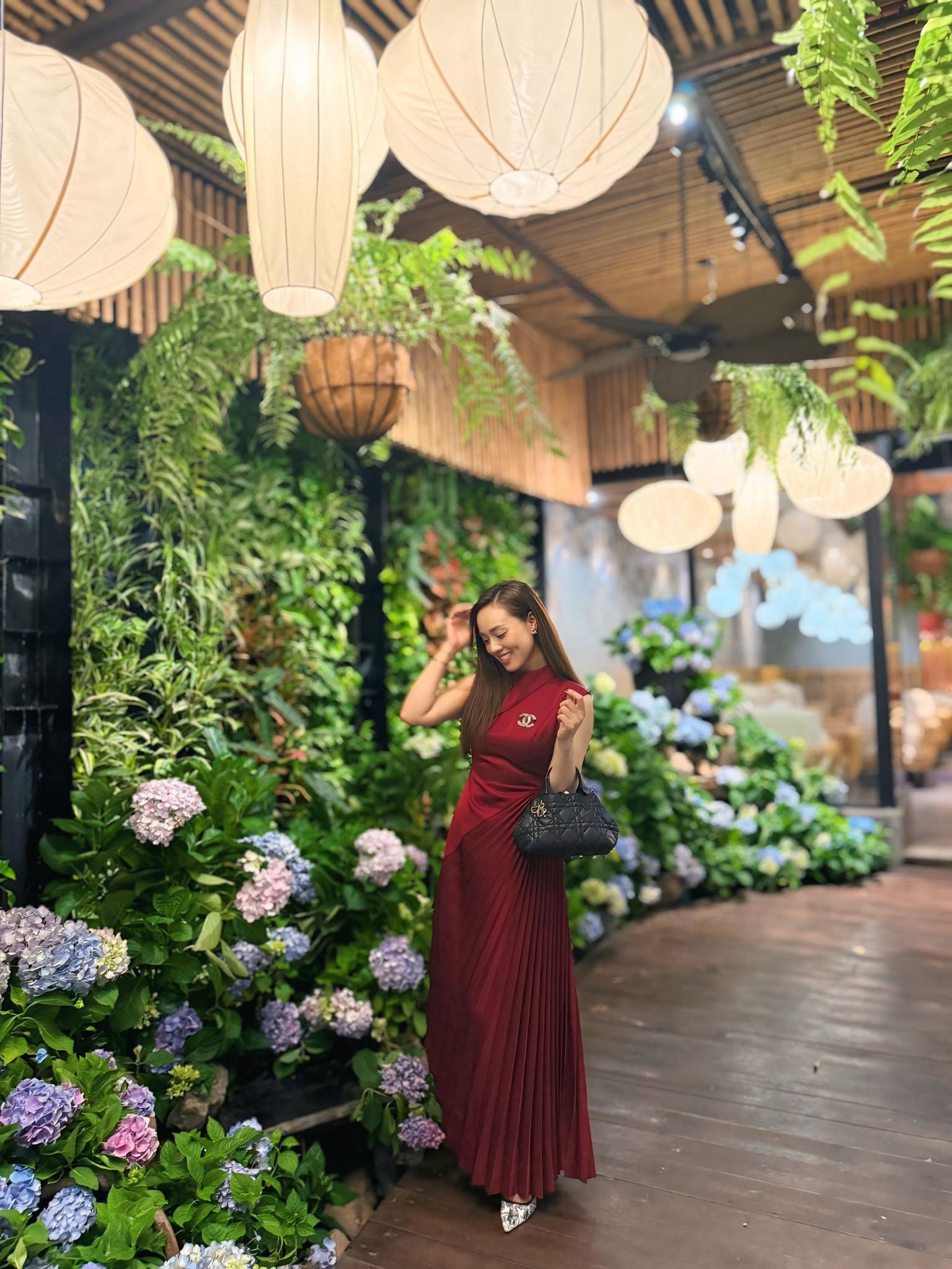 Nhan sắc vợ 3, chăm chồng như chăm em bé của nam NSND xin từ chức Phó Giám đốc Nhà hát kịch Hà Nội- Ảnh 11.