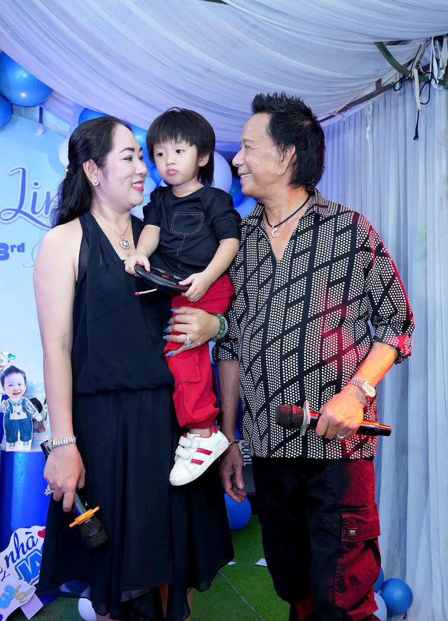 Nhan sắc vợ 3, kém 29 tuổi của "vua hài" từng cầm 300 cây vàng mua siêu xe, giờ bán cơm tấm- Ảnh 4.