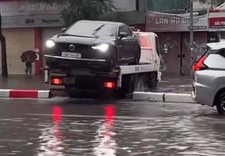 Phạt 5 triệu đồng tài xế xe cứu hộ "trèo" qua dải phân cách ngày Hà Nội mưa ngập- Ảnh 1.