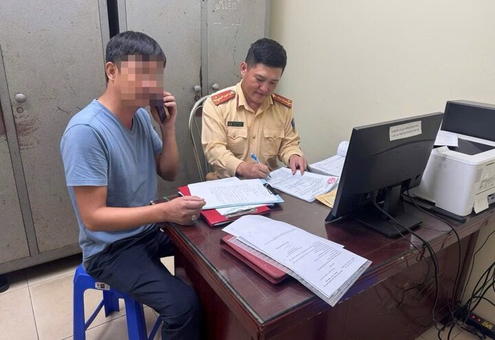 Phạt 5 triệu đồng tài xế xe cứu hộ "trèo" qua dải phân cách ngày Hà Nội mưa ngập- Ảnh 2.