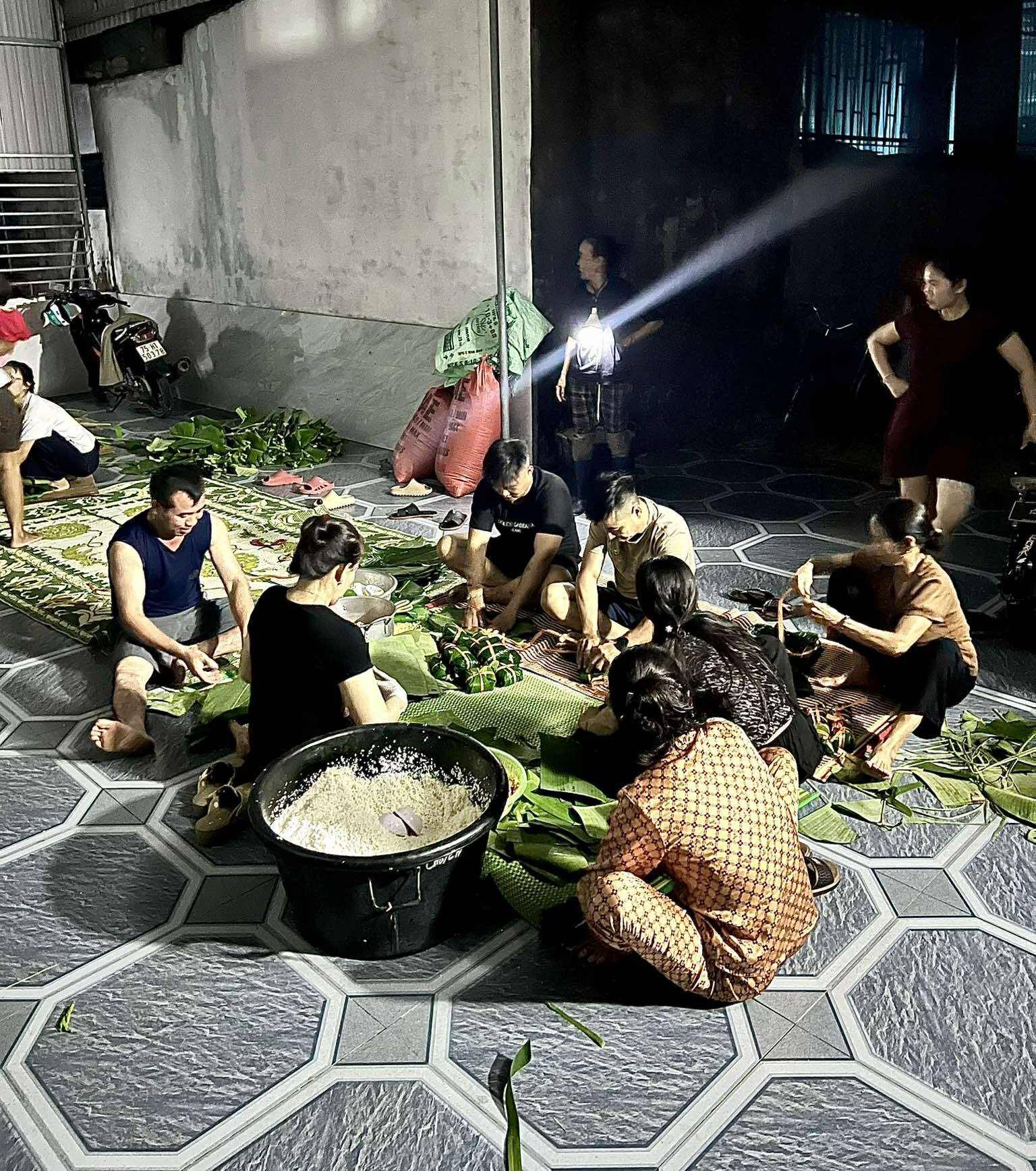 Cảnh tượng giữa đêm mưa bão ở Nghệ An: Bà con thức trắng chỉ để làm 1 việc!- Ảnh 8.