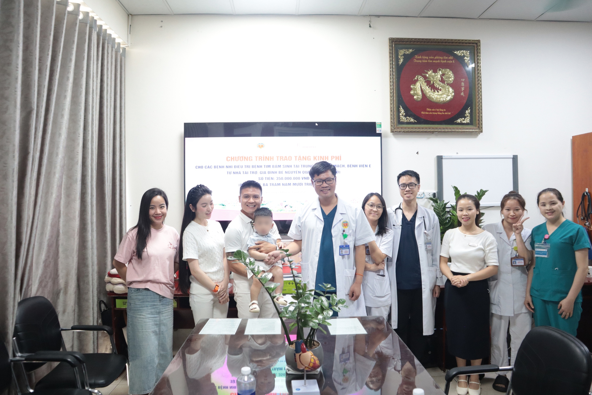 Quang Hải - Chu Thanh Huyền tài trợ mổ tim cho bệnh nhi nghèo, nguồn gốc số tiền còn gây xúc động hơn- Ảnh 2.