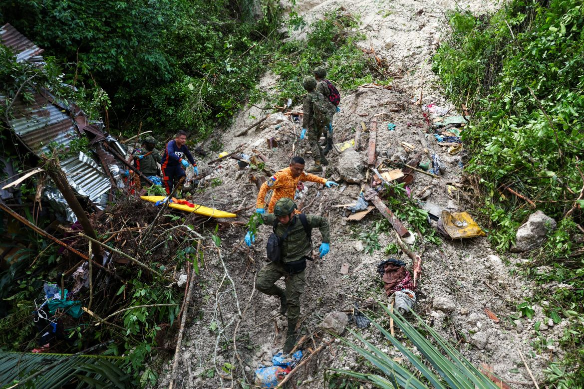 Tang thương bao trùm Philippines sau trận động đất kinh hoàng nhất trong hơn một thập kỷ: Ít nhất 69 người chết, chạy đua tìm người sống sót trong 72 "giờ vàng"- Ảnh 2.