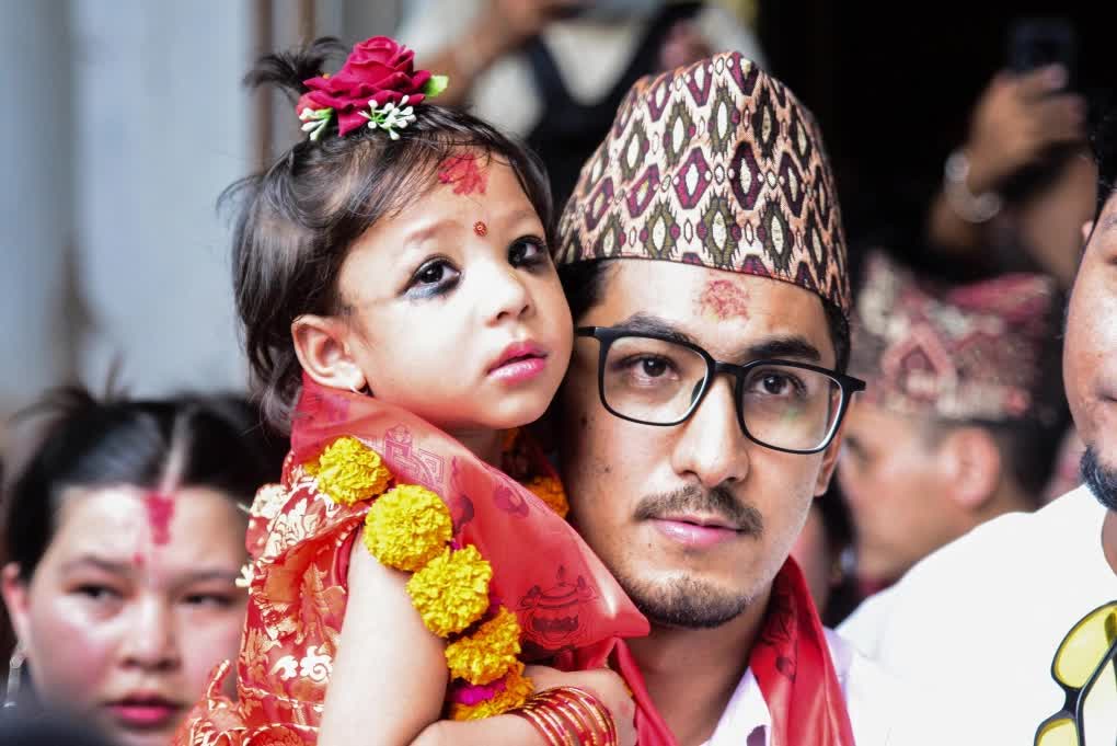Bé gái 2 tuổi trở thành "nữ thần sống" mới của Nepal- Ảnh 3.