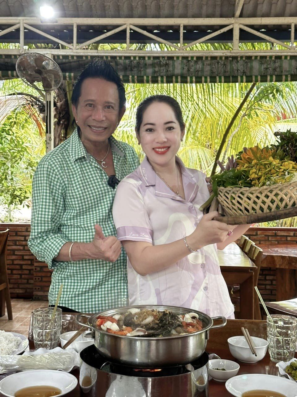 Nhan sắc vợ 3, kém 29 tuổi của "vua hài" từng cầm 300 cây vàng mua siêu xe, giờ bán cơm tấm- Ảnh 10.