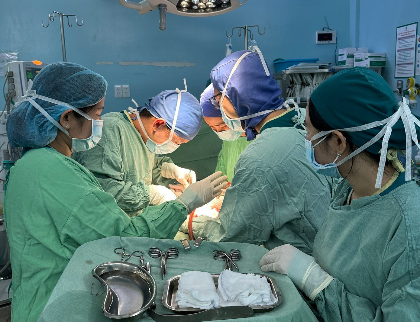 Bé gái 3 tuổi sốt cao, ho nhiều, bác sĩ sốc nặng khi gắp ra thứ "đáng sợ" bên trong- Ảnh 1.