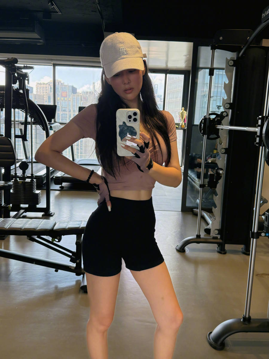 Tình địch Phạm Băng Băng "flex" body U40 nét căng, ngày ăn 3 bữa dáng vẫn đẹp- Ảnh 2. Tình địch Phạm Băng Băng "flex" body U40 nét căng, ngày ăn 3 bữa dáng vẫn đẹp- Ảnh 2.