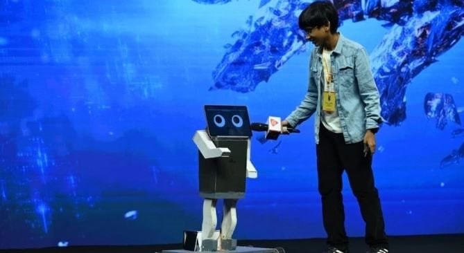 Thần đồng AI 16 tuổi nổi tiếng khắp Ấn Độ: Tự lập startup riêng, tuyển chính bố đẻ vào làm việc- Ảnh 1.