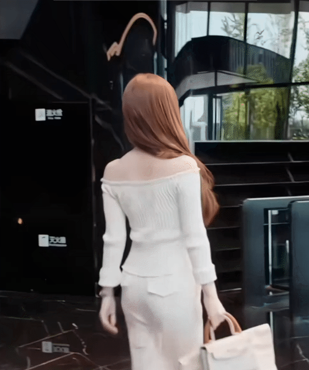 Triệu Lộ Tư gây sốt với tấm lưng cực phẩm: Hóa ra nhờ một câu 