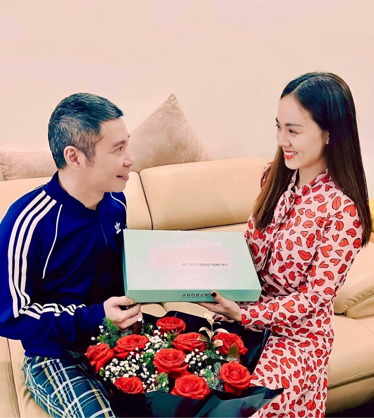 Nhan sắc vợ 3, chăm chồng như chăm em bé của nam NSND xin từ chức Phó Giám đốc Nhà hát kịch Hà Nội- Ảnh 13.