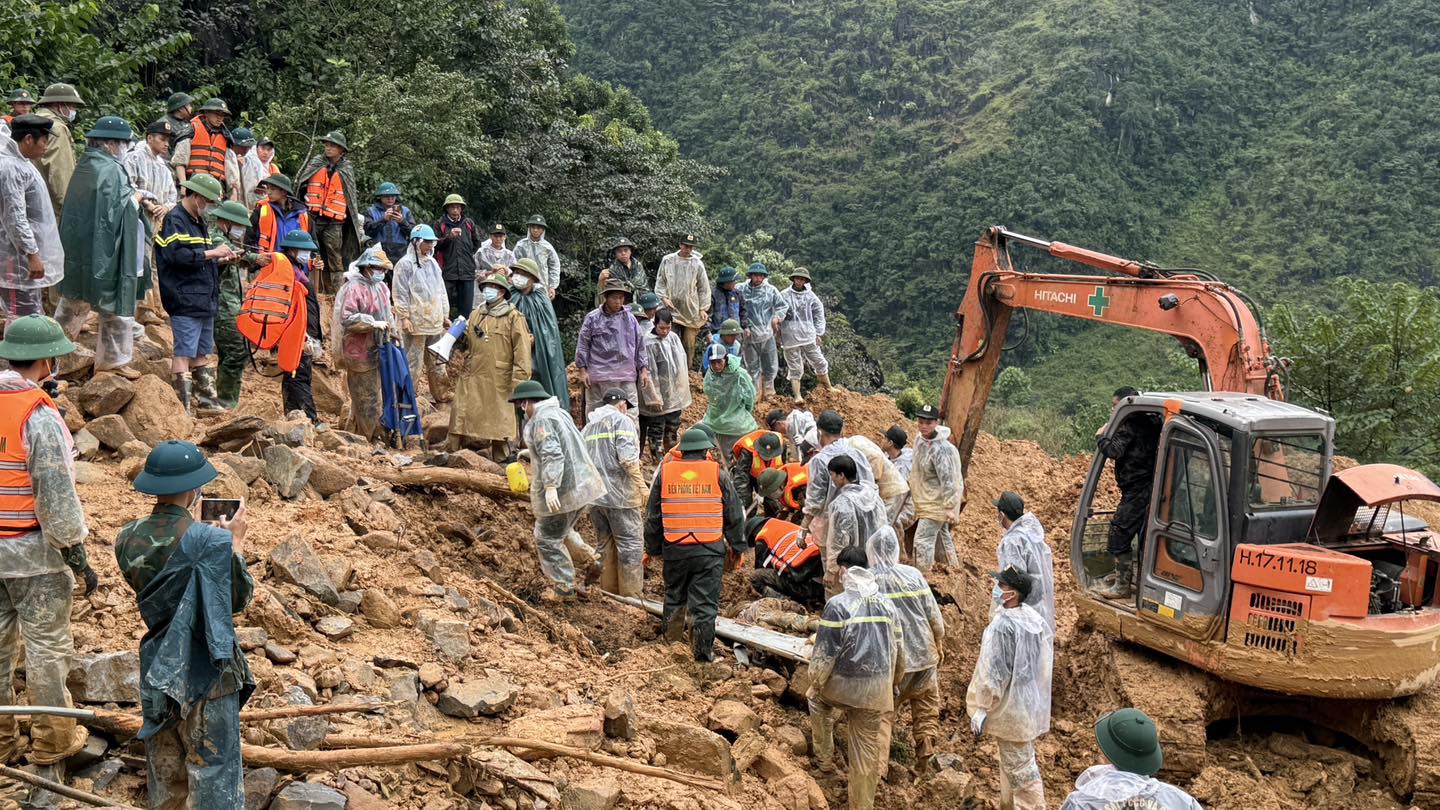 Vụ sạt lở vùi lấp 4 người trong gia đình: Tìm thấy thi thể nạn nhân đầu tiên- Ảnh 1.