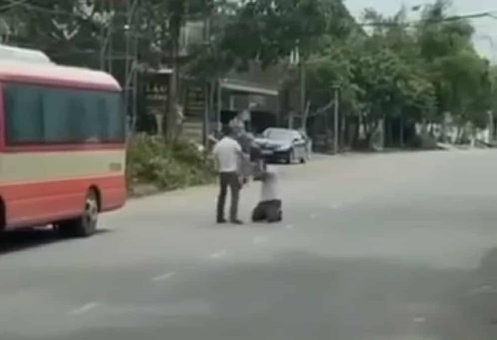 VIDEO: Tài xế xe buýt quỳ lạy giữa đường van xin vẫn bị đánh liên tiếp vào người- Ảnh 1.