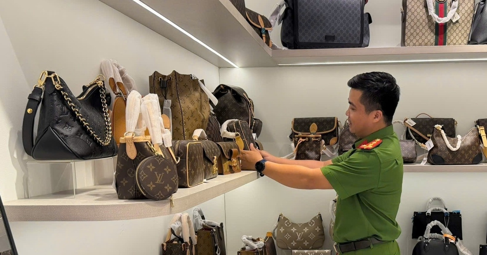 Đột kích loạt cửa hàng quanh chợ Hàn - Đà Nẵng: Công an phanh phui chiêu trò "treo đầu dê, bán thịt chó", thu giữ hơn 1.000 sản phẩm hàng hiệu giả- Ảnh 1.