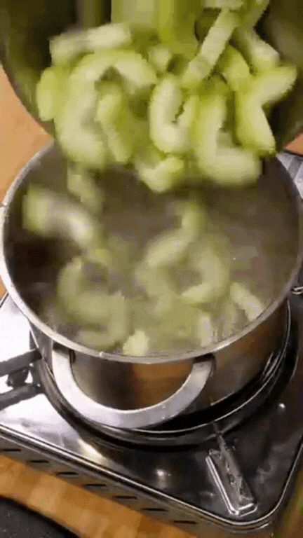 Chàng Tây mê mẩn ẩm thực Việt: Chăm chỉ nấu ăn ở nhà, món gì cũng "dám" thử, kỹ năng "chuẩn cơm mẹ nấu" khiến người Việt xem cũng phải trầm trồ- Ảnh 16.