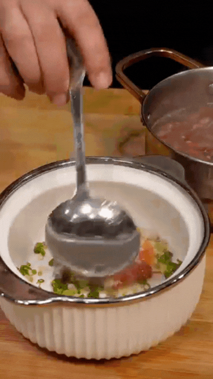 Chàng Tây mê mẩn ẩm thực Việt: Chăm chỉ nấu ăn ở nhà, món gì cũng "dám" thử, kỹ năng "chuẩn cơm mẹ nấu" khiến người Việt xem cũng phải trầm trồ- Ảnh 22.