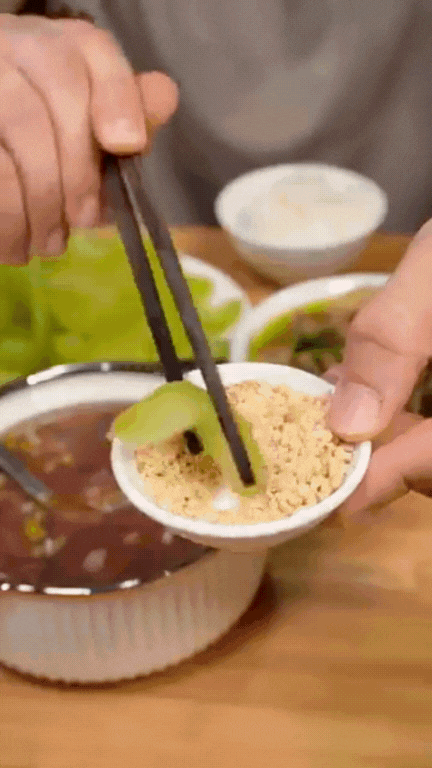 Chàng Tây mê mẩn ẩm thực Việt: Chăm chỉ nấu ăn ở nhà, món gì cũng "dám" thử, kỹ năng "chuẩn cơm mẹ nấu" khiến người Việt xem cũng phải trầm trồ- Ảnh 26.