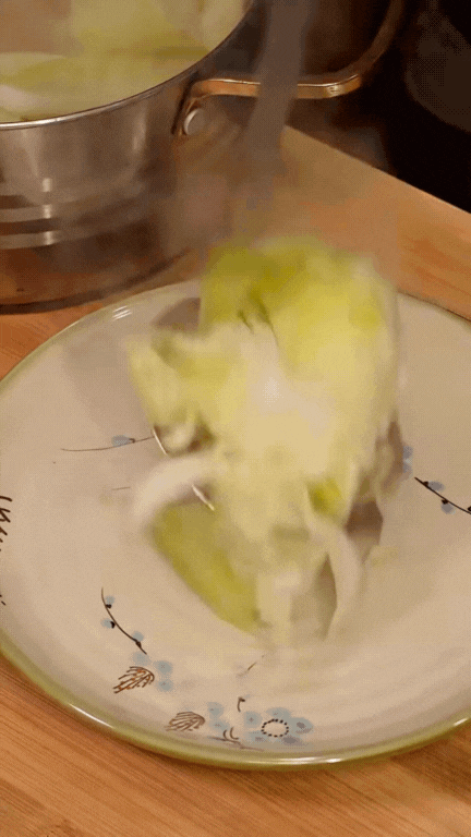 Chàng Tây mê mẩn ẩm thực Việt: Chăm chỉ nấu ăn ở nhà, món gì cũng "dám" thử, kỹ năng "chuẩn cơm mẹ nấu" khiến người Việt xem cũng phải trầm trồ- Ảnh 12.