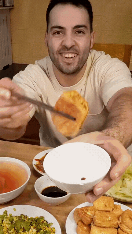 Chàng Tây mê mẩn ẩm thực Việt: Chăm chỉ nấu ăn ở nhà, món gì cũng "dám" thử, kỹ năng "chuẩn cơm mẹ nấu" khiến người Việt xem cũng phải trầm trồ- Ảnh 25.