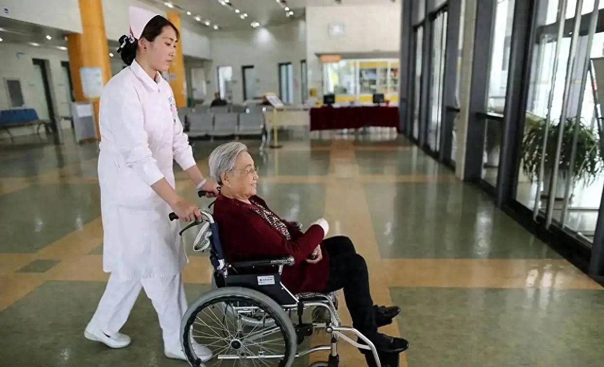 Sau cơn bạo bệnh ở tuổi 70, tôi mới biết đứa con hiếu thảo của mình trong mắt hàng xóm lại là người như vậy- Ảnh 1.