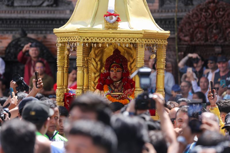 Bé gái 2 tuổi trở thành "nữ thần sống" mới của Nepal- Ảnh 4.
