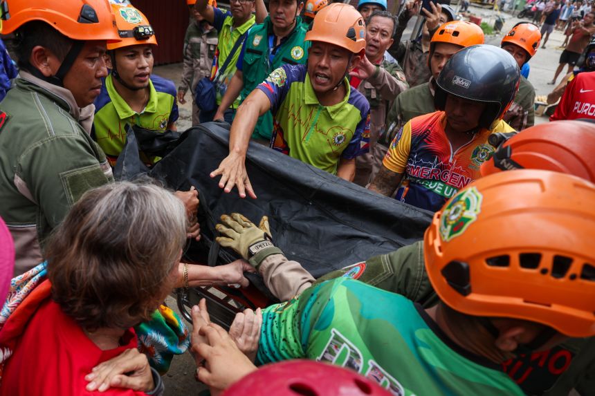Tang thương bao trùm Philippines sau trận động đất kinh hoàng nhất trong hơn một thập kỷ: Ít nhất 69 người chết, chạy đua tìm người sống sót trong 72 "giờ vàng"- Ảnh 3.