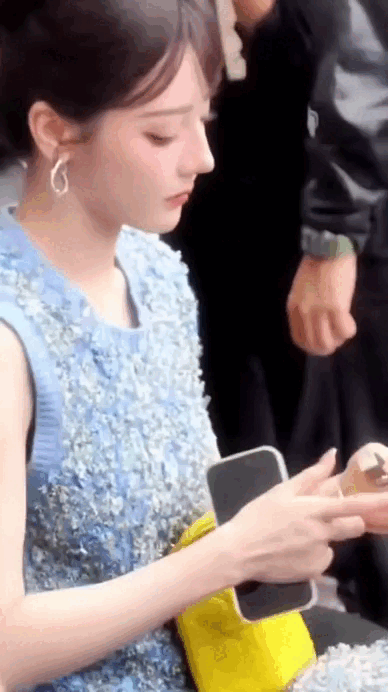 Cả thiên hạ ráo riết tìm "thỏi son Địch Lệ Nhiệt Ba": Tô lên xinh lấn lướt vạn vật, nhan sắc đỉnh cấp Cbiz là đây!- Ảnh 3.