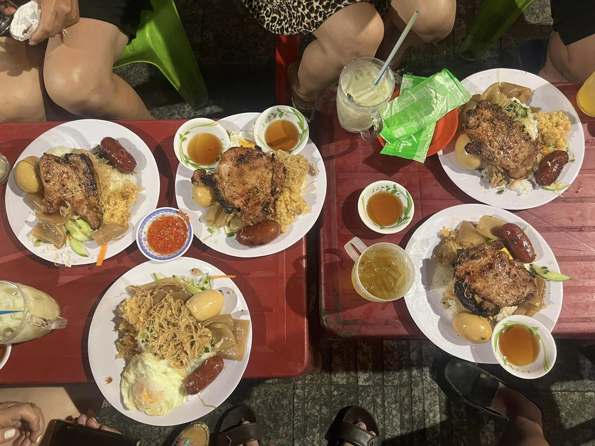 Trấn Thành ra phường Bình Tây ăn 