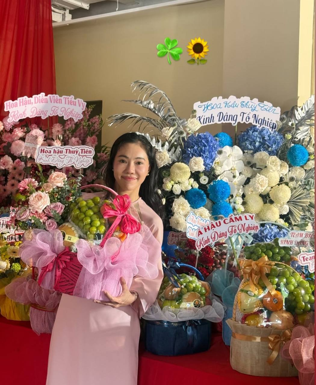 Hành động không ai ngờ tới của bà Phạm Kim Dung dành cho Hoa hậu Thuỳ Tiên- Ảnh 1.