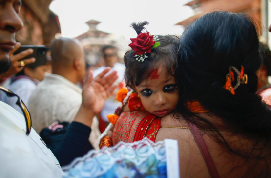 Bé gái 2 tuổi trở thành "nữ thần sống" mới của Nepal- Ảnh 1.