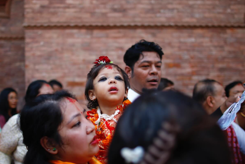 Bé gái 2 tuổi trở thành "nữ thần sống" mới của Nepal- Ảnh 2.