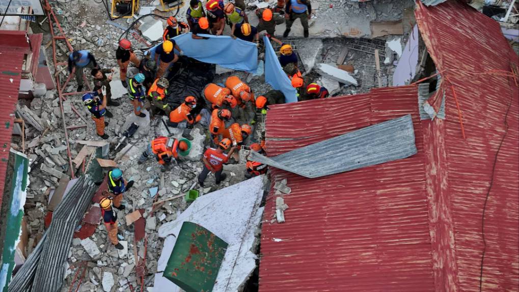 Tang thương bao trùm Philippines sau trận động đất kinh hoàng nhất trong hơn một thập kỷ: Ít nhất 69 người chết, chạy đua tìm người sống sót trong 72 "giờ vàng"- Ảnh 4.