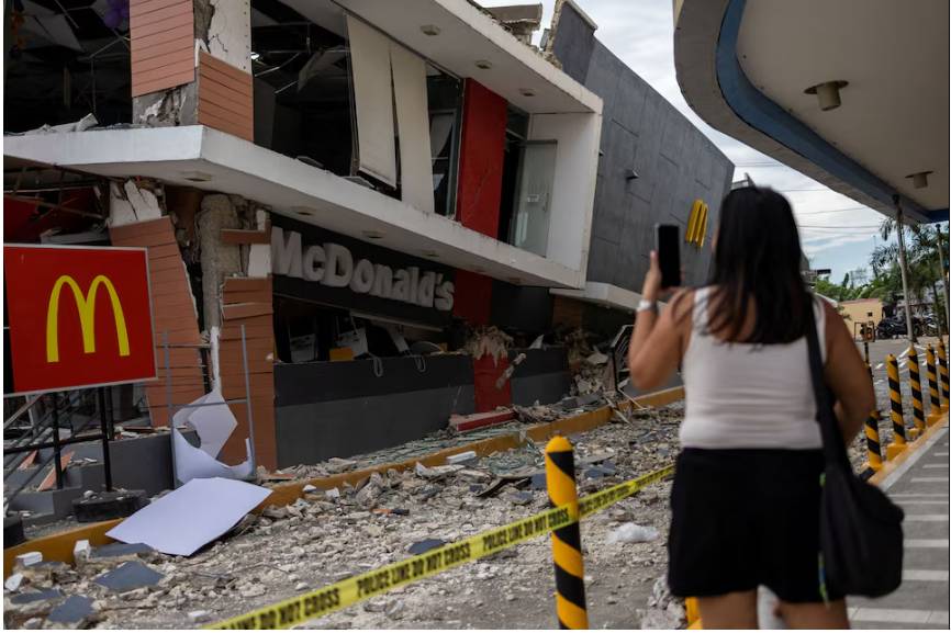 Tang thương bao trùm Philippines sau trận động đất kinh hoàng nhất trong hơn một thập kỷ: Ít nhất 69 người chết, chạy đua tìm người sống sót trong 72 "giờ vàng"- Ảnh 6.