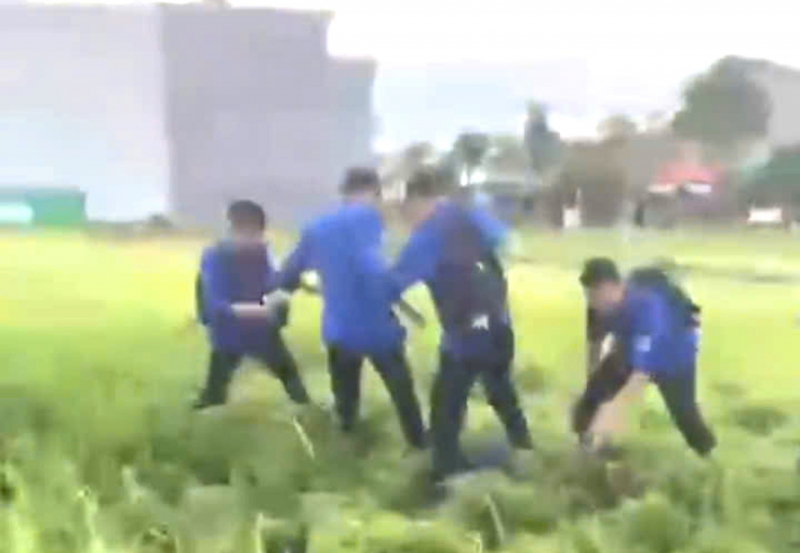 4 học sinh lớp 10 đánh đàn anh gãy sống mũi- Ảnh 1.