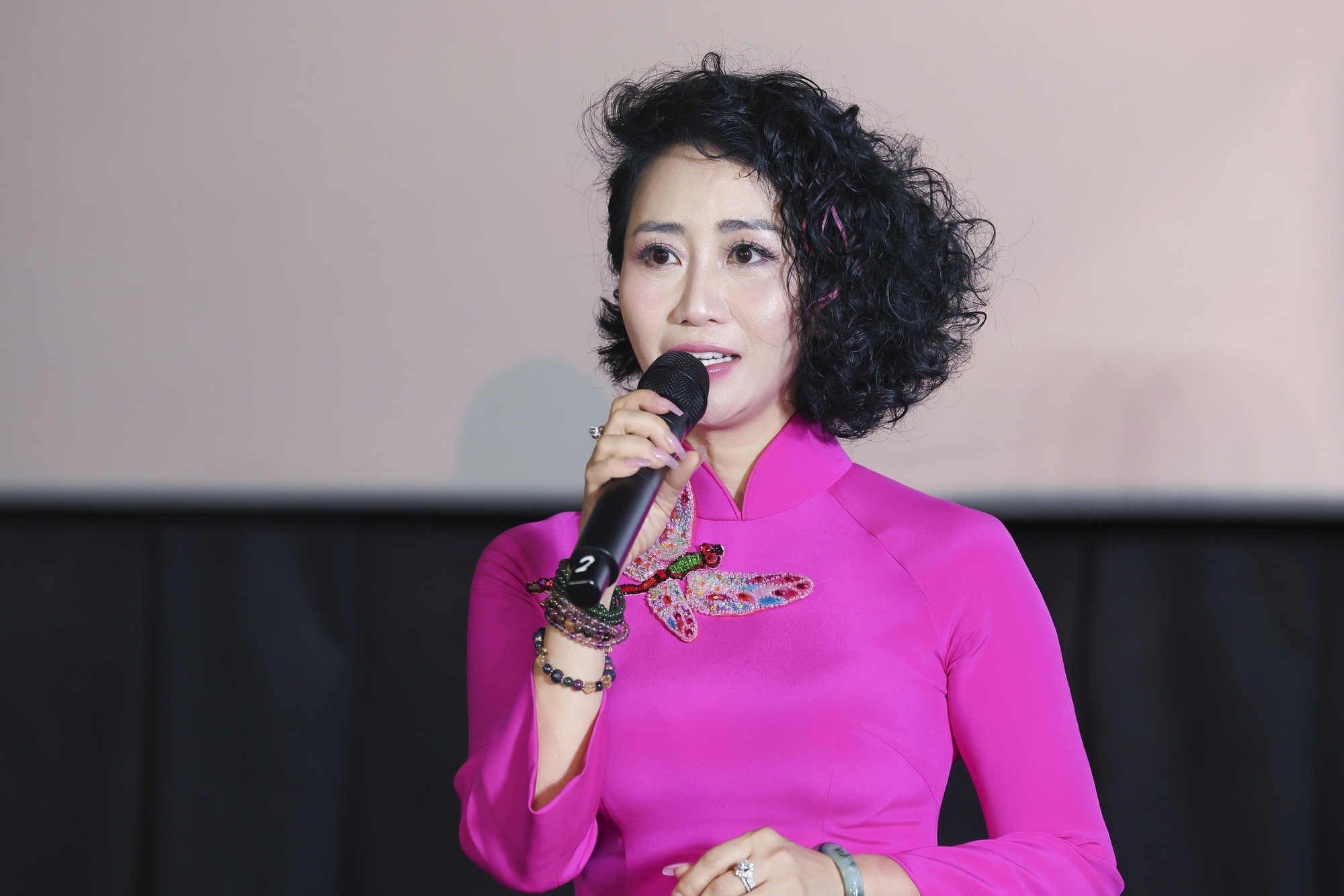 “Tùng Dương ngày xưa hay chơi đồ hàng, trò con gái với chị gái”- Ảnh 2.
