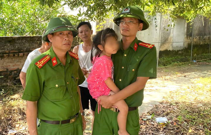 Giải cứu an toàn bé gái 4 tuổi bị bố đẻ treo lên trần nhà ở Bắc Ninh- Ảnh 1.