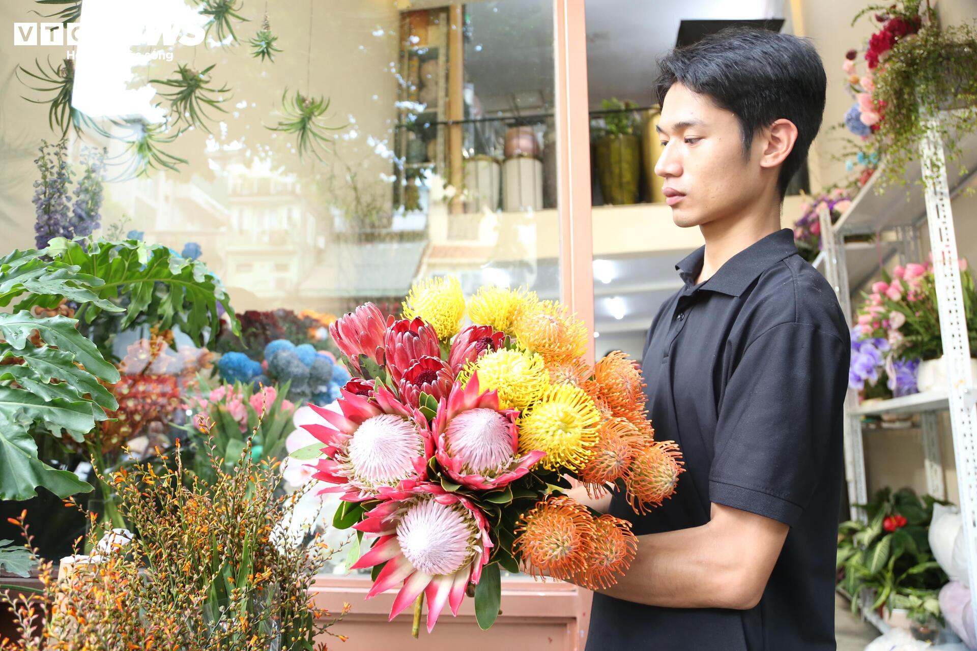 Hoa "nhà giàu" mỗi bông giá 1 triệu đồng vẫn đắt khách dịp 20/10- Ảnh 2.