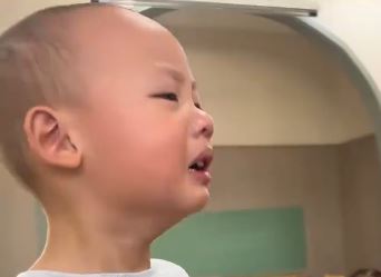 Phát hiện túi quần học sinh có vết dầu kỳ lạ, cô giáo mầm non lại xem rồi xúc động: Em là đứa bé hiếu thảo!- Ảnh 2.