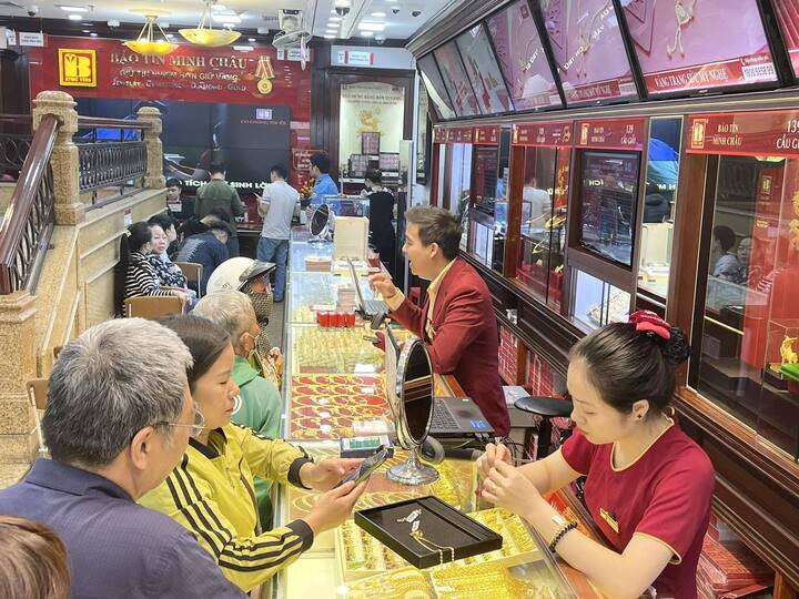 Giá vàng lao như 'con tàu không phanh', nhà đầu tư không nên leo lên lúc này- Ảnh 1.