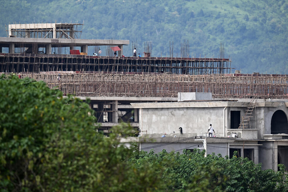 Vạch trần “thành phố lừa đảo” ở Myanmar: Starlink phủ kín mái nhà, 100.000 người làm việc như nô lệ vẫn bị giam giữ- Ảnh 4.