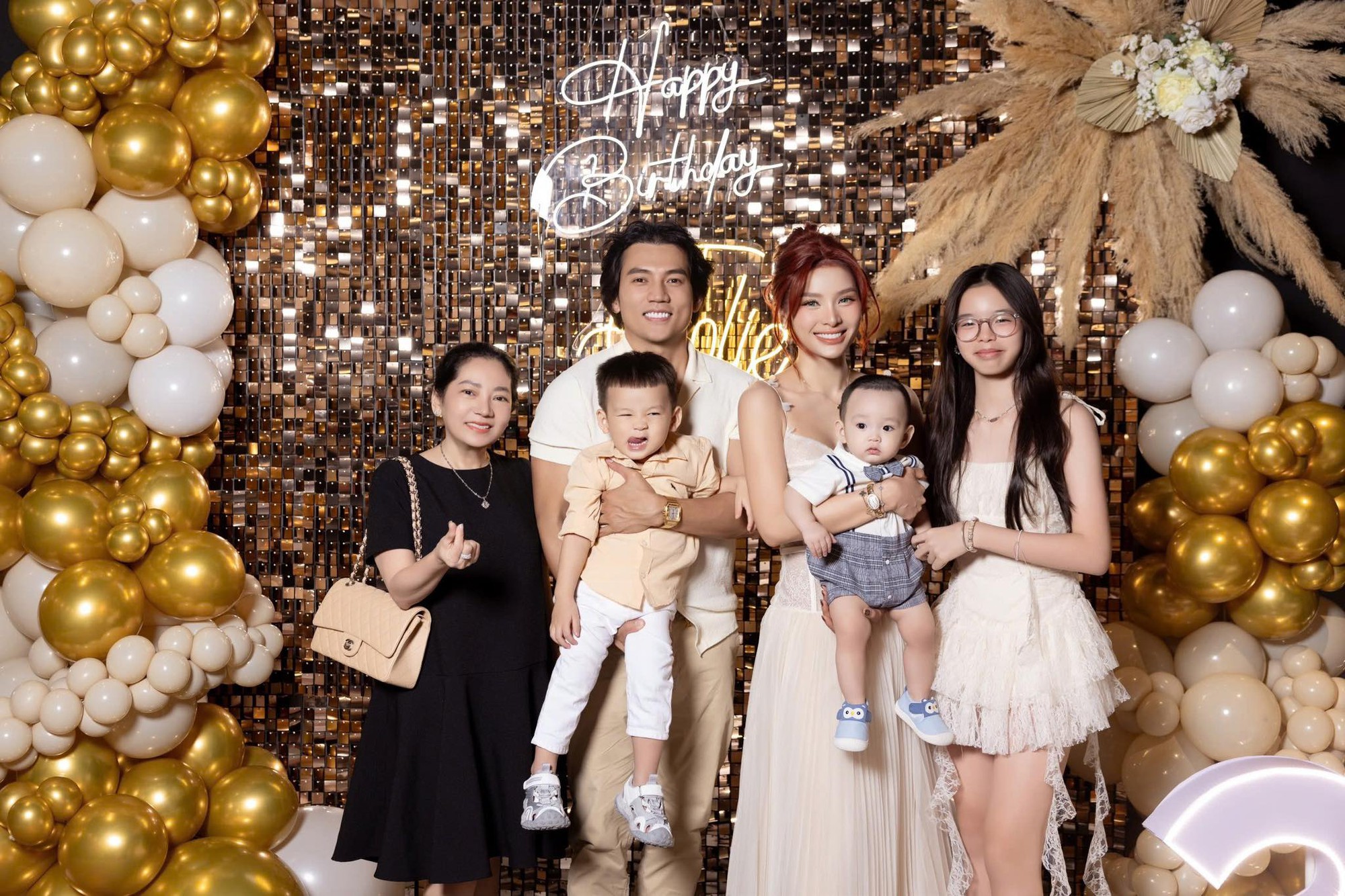 Nữ ca sĩ tái hôn, được hỏi cưới bằng 88 lượng vàng, giấu con riêng 8 năm, U40 được chồng trẻ chiều chuộng- Ảnh 4. Nữ ca sĩ tái hôn, được hỏi cưới bằng 88 lượng vàng, giấu con riêng 8 năm, U40 được chồng trẻ chiều chuộng- Ảnh 4.